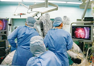 手術支援ロボット「ダビンチ」による手術風景