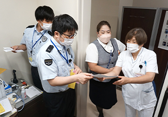 成田空港検疫所による書類確認の様子
