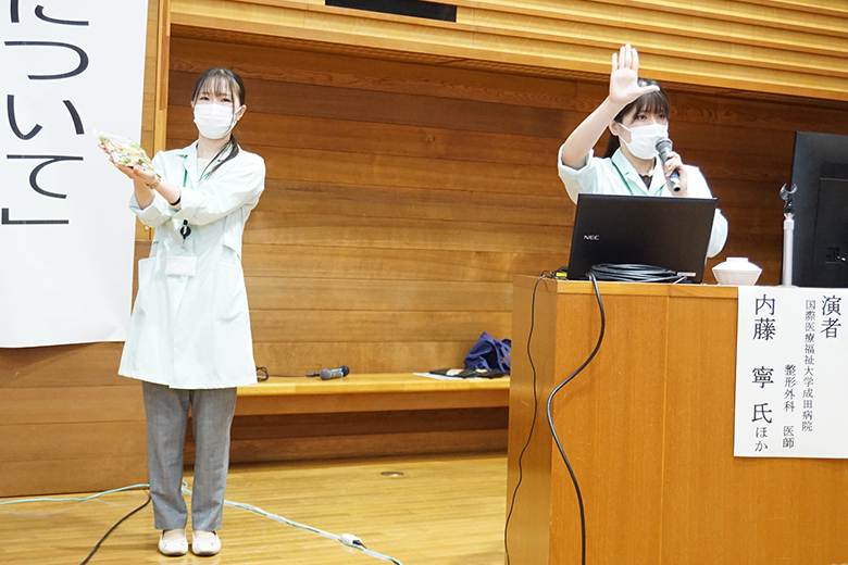 松井管理栄養士(写真右)の講演