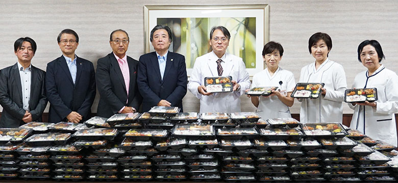 病院長、看護部長、看護部副部長と成田あじさい俱楽部の皆様