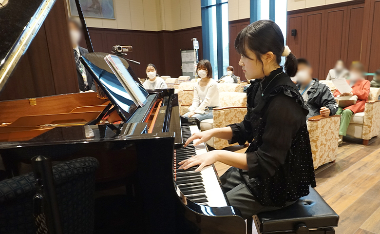 ピアノ演奏の様子