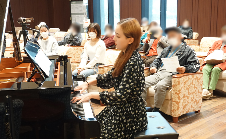 ピアノ演奏の様子